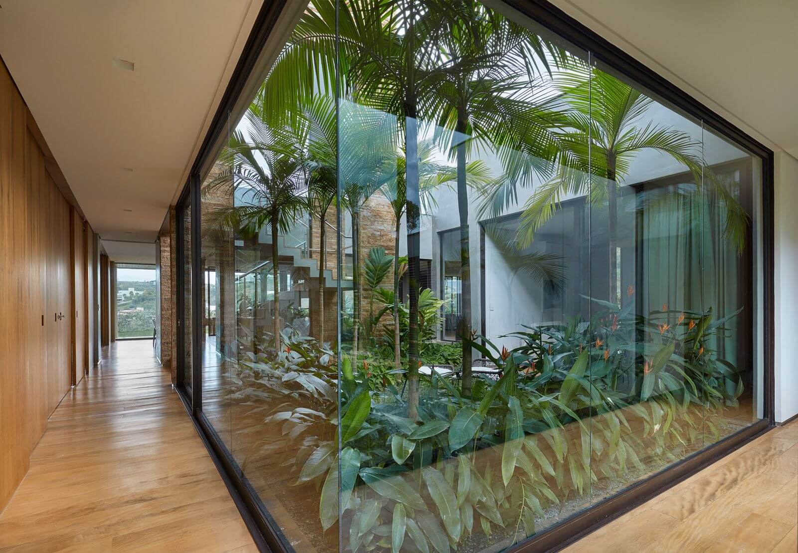 This Week At Home Garden Courtyards And Indoor Plants Architect David Guerra Designed This 7 500 Square Foot Brazilian House To Have Views Of Plants From Every Room By Positioning The Main Floor Around A