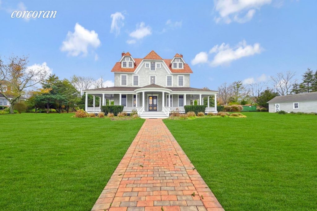 127 Senix Avenue, Center Moriches