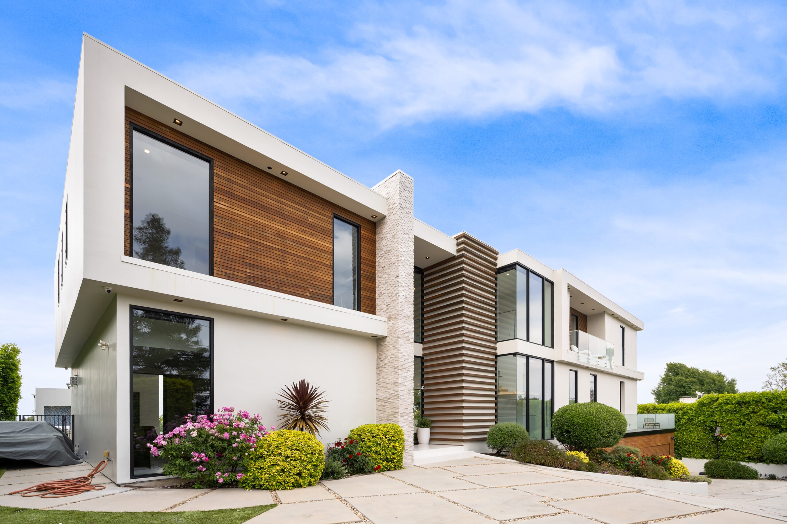 exterior of contemporary-style house